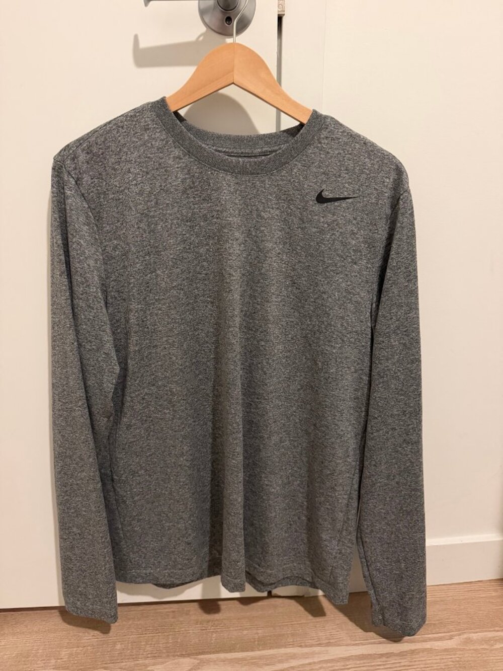Nike Men's Long Sleeve Crew Shirt Heather Grey Black Swoosh Size M